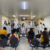 Estudantes de Biomedicina orientam pacientes na clínica